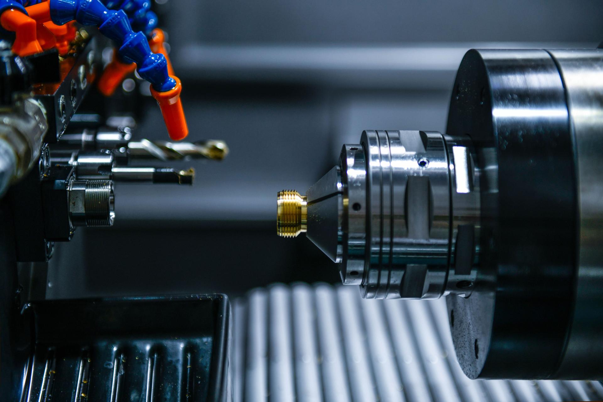 CNC lathe machine thread cutting the screw metal shaft parts